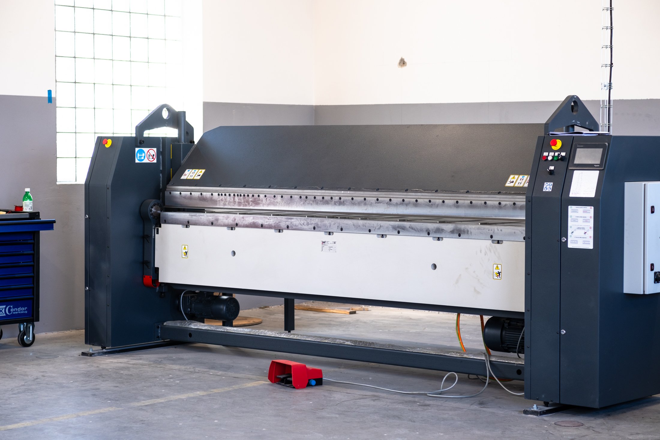 Skladník sedící a jedoucí v ještěrce