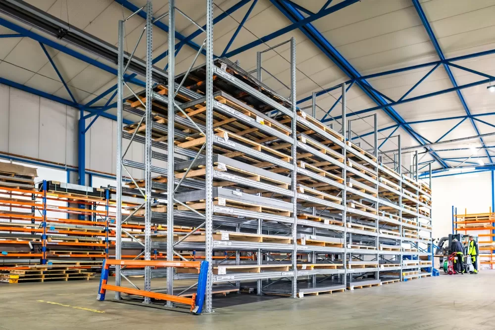Regály ve skladu