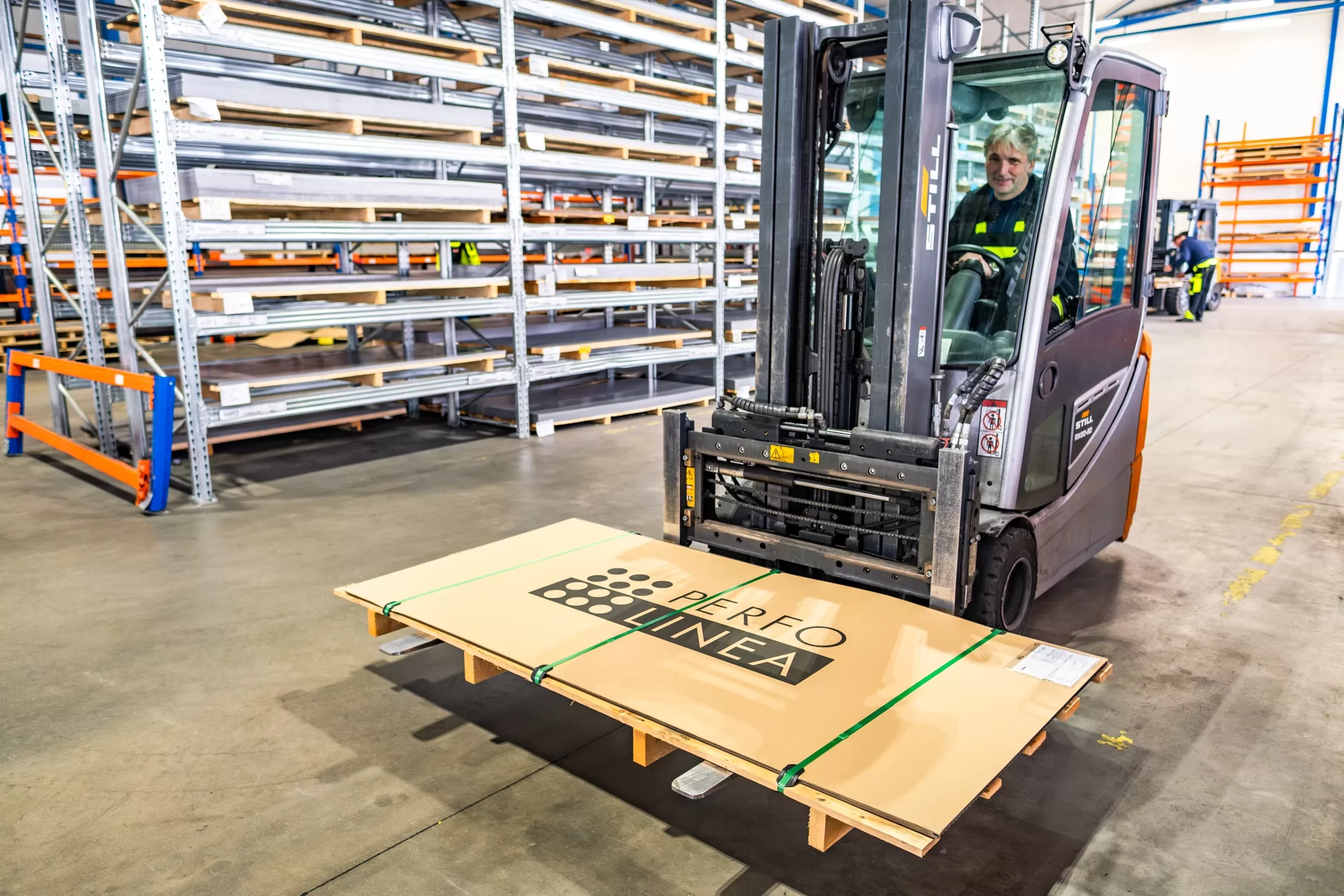 Skladník jedoucí v ještěrce skladem