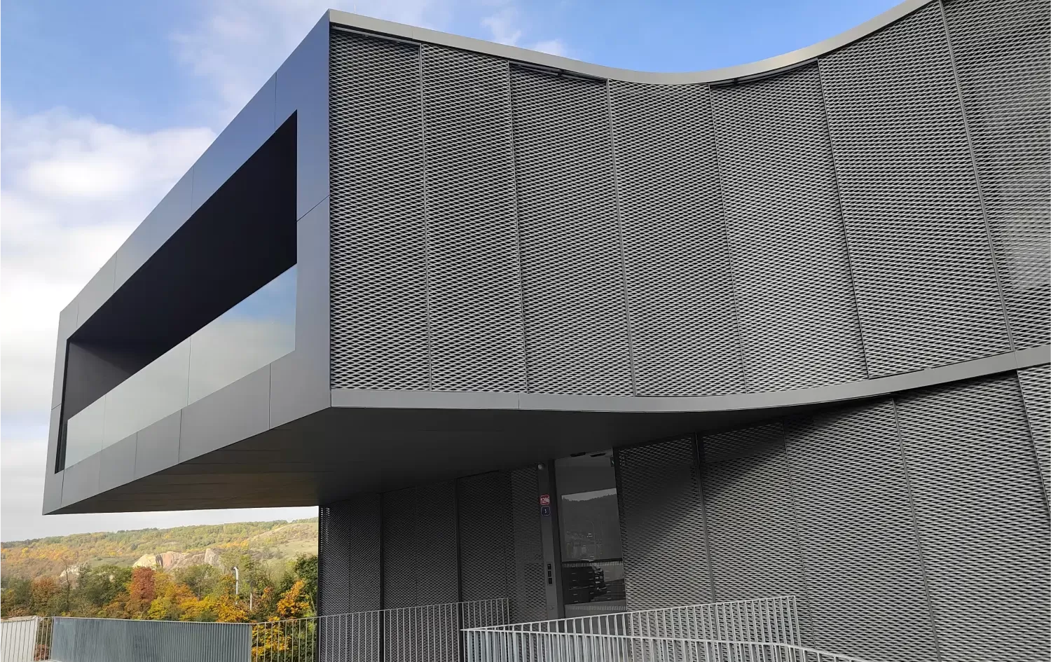 Šedý hranatý dům