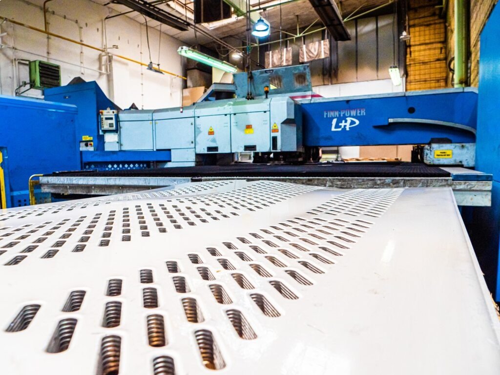 výroba děrovaných plechů a roštů